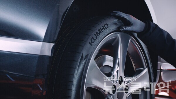 금호타이어(대표 정일택)는 업계 최초로 '타이어 휠얼라인먼트 전문 관리사' 민간자격증 발급 자격을 획득했다고 1일 밝혔다. 금호타이어 제공