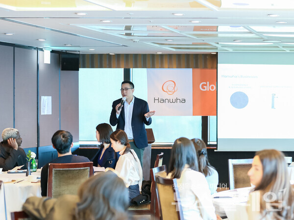 직접 질의응답을 하고 있는 김동선 부사장. 한화그룹 유통 제공 