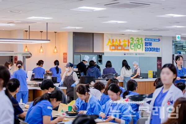 지난달 31일 아워홈 이대서울병원강서점에서 ‘삼삼한 데이’ 이벤트를 실시하고 중식으로 저염식 식단을 제공했다. 아워홈 제공