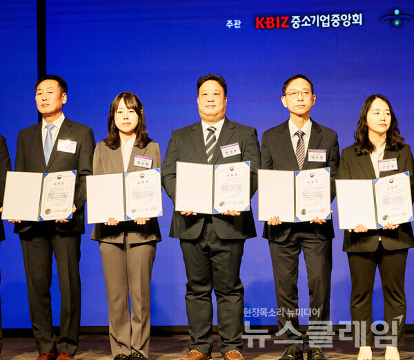 (왼쪽에서 세 번째)시상식에 참석한 HDC현대산업개발 공정상생팀 매니저. HDC현대산업개발 제공