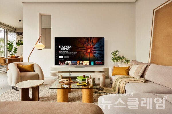 삼성전자 TV에서 더 선명한 화질을 제공하는 'HDR10+(High Dynamic Range 10+)' 기술을 적용한 넷플릭스 콘텐츠를 즐길 수 있다. 삼성전자 제공
