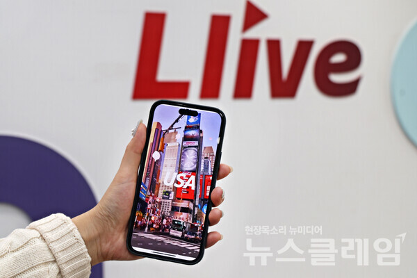 롯데홈쇼핑(대표 김재겸)이 오는 6일 라이브커머스 ‘엘라이브’를 통해 업계 최초로 미국 패션 매장에서 현장 생방송을 진행한다. 롯데홈쇼핑 제공