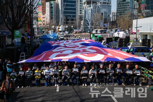 3일 오전 서울 안국역 6번 출구 앞에서 열린 '내란수괴 윤석열 80 파면 최후통첩 선포 기자회견'. 사진=윤석열즉각퇴진·사회대개혁 비상행동