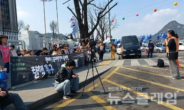 3일 오후 장애인거주시설 인권참사 해결을 위한 서울정부청사 농성장에서 진행된 '장애인권리약탈자 윤석열 탄핵 촉구 장애계 기자회견'. 사진=전장연