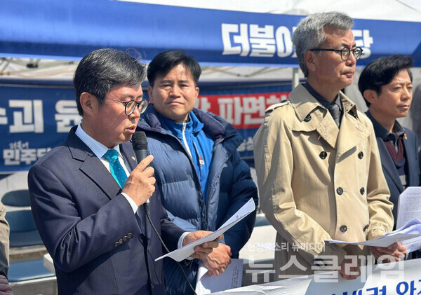 3일 오전 서울 광화문광장 더불어민주당 천막당사에서 열린 '2025 전국교수연구자 3003인 제2차 시국선언 기자회견'. 사진=전국교수연대회의