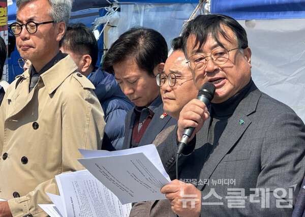 3일 오전 서울 광화문광장 더불어민주당 천막당사에서 열린 '2025 전국교수연구자 3003인 제2차 시국선언 기자회견'. 사진=전국교수연대회의