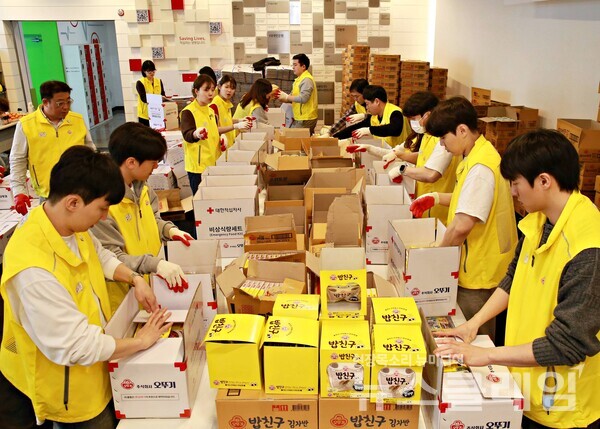 오뚜기(대표 황성만)는 대한적십자사 서울특별시지사와 함께 이재민 지원을 위한 비상식량세트 후원을 진행했다고 4일 밝혔다. 오뚜기 제공