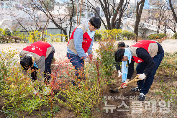 롯데월드(대표이사 권오상)는 지난 2일 서울 잠실 석촌호수에서 롯데월드 '그린월드' 캠페인 ‘도심 숲 조성’ 활동을 진행했다. 롯데월드 제공