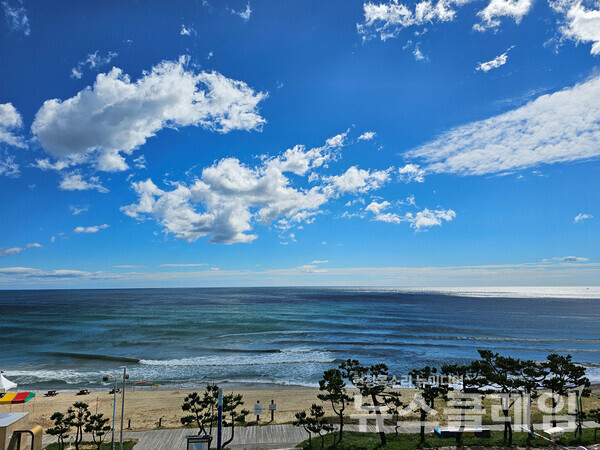 해파랑길 강릉과 양양 구간을 걷기 위해 한 달 머물렀던 양양 최북단의 정암해변에서 본 바다와 하늘은 매일, 매시간 달랐지만, 한결같이 아름다웠다. 사진=오근식 객원위원