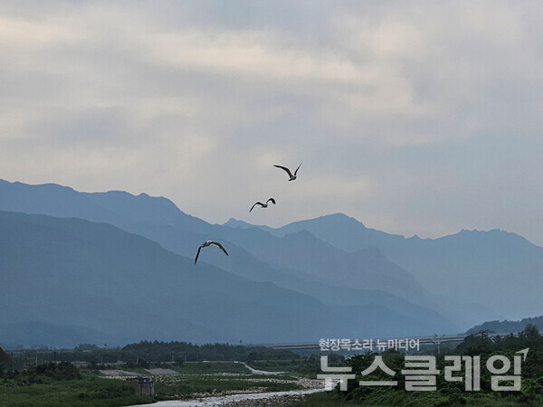 양양의 물치항을 지나 속초로 들어가면서 만나는 쌍천은 설악산 동쪽 계곡의 물이 모여 흘러내리는 곳이다. 늦은 오후 이곳의 다리를 건너며 바라보는 설악산 풍경 역시 이 근처에 왔다면 꼭 보아야 한다. 사진=오근식 객원위원