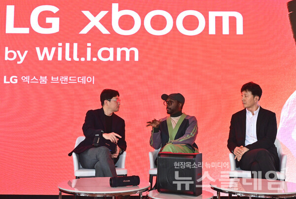 지난 7일 오후 서울 영등포구 그라운드220에서 열린 LG 엑스붐 브랜드 데이에서 LG전자 MS사업본부 오디오사업담당 이정석 전무(왼쪽)와 윌아이엠(가운데), LG전자 한국영업본부 MS마케팅담당 오승진 상무(오른쪽)가 대담을 나누고 있다. LG전자 제공
