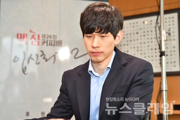 지난 2일 경기도 가평군 마이다스 호텔 앤 리조트에서 열린 제26회 맥심커피배 입신최강전 결승 2국에서 대회 우승자 이지현 9단이 대국을 두고 있다. 동서식품 제공