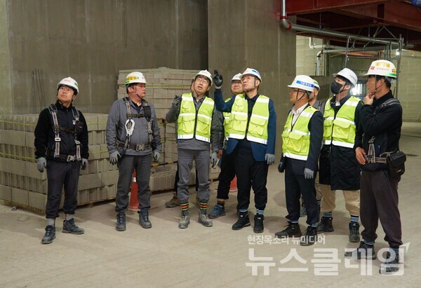 (사진 앞줄 왼쪽 세 번째)문병재 보문센트럴아이파크 현장소장, (네 번째)시공혁신단 박홍근 교수, (다섯 번째)시공혁신단 박호종 부단장. HDC현대산업개발 제공