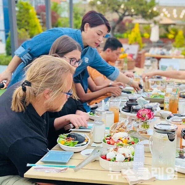 제너시스BBQ 그룹(회장 윤홍근)은 최근 푸드 서비스 전문 기업인 ‘파티센타’를 계열사로 편입하고 식문화를 선도하는 ‘종합 외식 기업’으로 도약에 나섰다고 9일 밝혔다. BBQ 제공