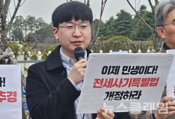 9일 오전 서울 여의도 국회 앞에서 개최된 '민생 회복 위한 추경·민생5법 처리 촉구 기자회견'. 사진=참여연대