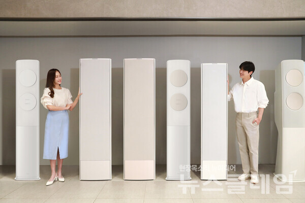 삼성전자 모델이 2025년형 가정용 AI 에어컨 라인업을 소개하고 있다. 삼성전자 제공