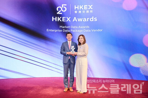 8일 홍콩 현지에서 개최된 ‘HKEX 어워즈 2024’에서 미래에셋증권 디지털부문 안인성 대표가 상을 수상하고 있다. 미래에셋증권 제공