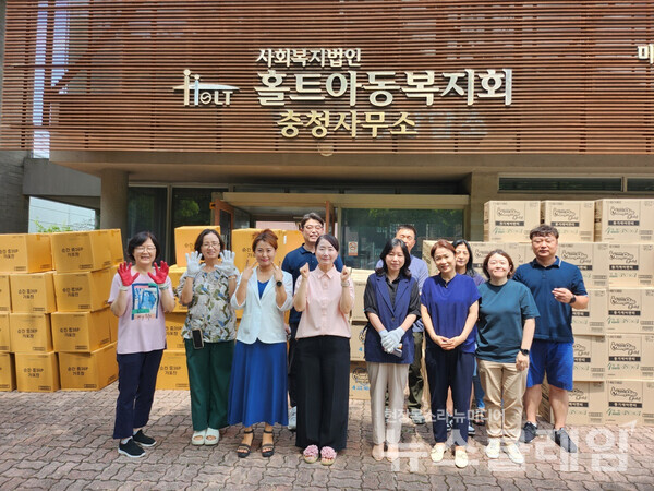 엘지유니참㈜(대표 김성원)은 ‘쉐어 패드(Share Pad)’ 캠페인으로 사단법인 한국한부모가족복지시설협회에 쏘피(SOFY) 생리대 10만개와 마미포코 기저귀 3만6000개 도합 5000만원 상당의 위생용품을 기부했다고 10일 밝혔다. 엘지유니참 제공