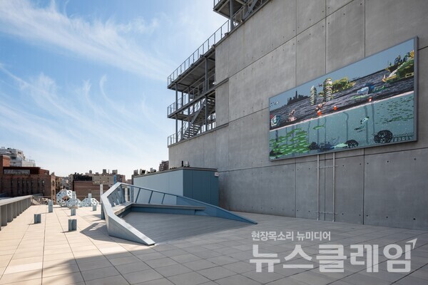 '현대 테라스 커미션: 마리나 저코우: The River is a Circle' 展 전시 전경. 출처=Photo: Filip Wolak