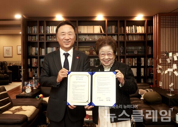 유신열 신세계디에프 대표(왼쪽)와 강인숙 영인문학관장(오른쪽)이 업무협약 체결 후 기념촬영을 하고 있다. 신세계면세점 제공