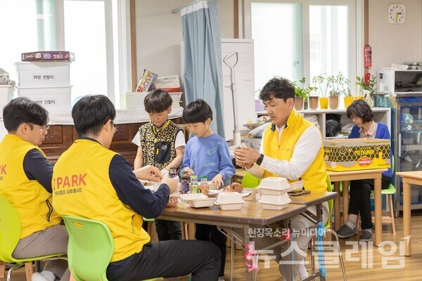 HDC현대산업개발(대표이사 최익훈)은 지역주민과 함께하는 현장 릴레이 봉사활동의 아홉 번째이자, 지난 2월부터 시작한 릴레이 활동의 마무리로 서울시 동대문구에 있는 아름다운안암지역 아동센터에서 봉사활동을 진행했다고 10일 밝혔다. HDC현대산업개발 제공