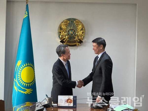 진옥동 신한금융그룹 회장이 누를란 압드라흐마노프(Nurlan Abdrakhmanov) 카자흐스탄 금융감독원 은행 담당 수석부원장을 만나 인사를 나누고 있다. 신한금융그룹 제공