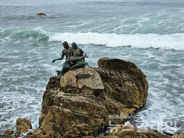 속초 설악항 배후의 공원에서는 다양한 조각작품을 감상할 수 있다. 바닷가의 바위 위엔 인어연인들이 앉아 있다. 사진=오근식 객원위원