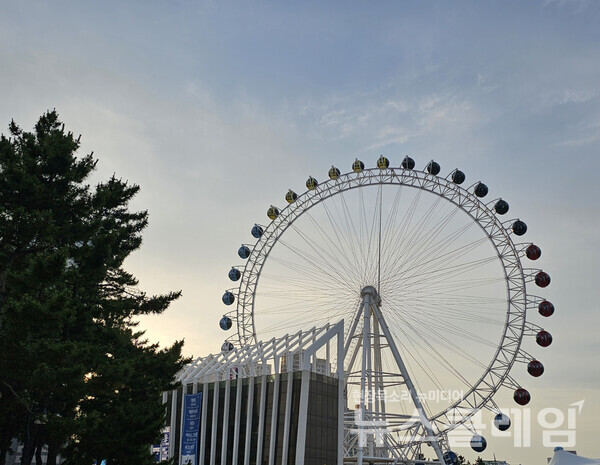 속초해수욕장의 명물 대관람차의 계속 운영 여부가 불투명해졌다는 뉴스가 최근 들려왔다. 사진=오근식 객원위원