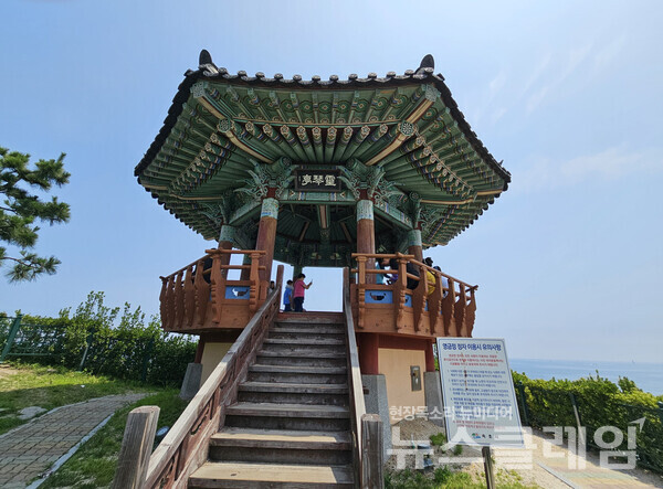 해안 언덕의 영금정은 바다 위의 영금정을 바라보기 위한 전망대였다. 바다 위의 영금정은 그곳에 높이 솟아 있던 바위산을 부르는 이름이었으나 일제 말 속초항 공사에 바위들이 모두 파괴된 후, 1998년 인근 마을 주민들이 모금을 통해 바위산이 있었던 암반에 정자를 세웠다. 사진=오근식 객원위원