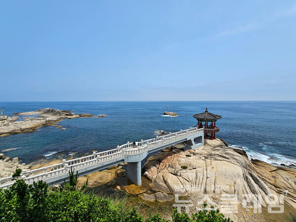 한때 바다였던 영랑호는 둘레 7km 이상의 석호다. 산책로에서 바라보는 설악산 풍경은 신비롭기까지 했다. 사진=오근식 객원위원