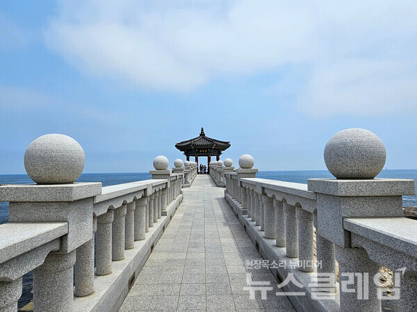 영랑호를 가로지르는 부교는 사람들에게 호수 위를 걷는 듯한 즐거움을 주지만, 이로 인해 이곳을 찾아오는 철새들의 종류와 수가 줄었다고 한다. 사진=오근식 객원위원