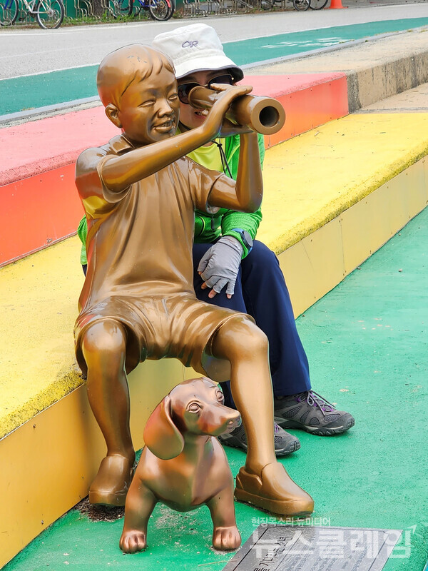 영랑호 주변에선 걸으며 지루하지 않게 쉴 수 있는 다양한 장치들을 마련해 두고 있다. 소년이 들고 있는 망원경은 자기가 보기 위한 것이 아니었다. 사진=오근식 객원위원