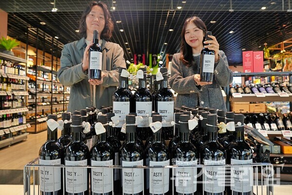 롯데마트 월드타워점 주류매장에서 _TASTY No.4 풀리아 프리미티보를 홍보하고 있는 롯데마트 주류팀 장세욱MD (왼쪽), 최지영 MD (오른쪽). 롯데쇼핑 제공