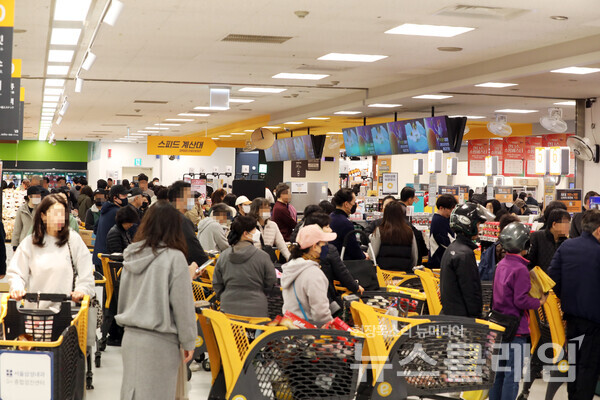 이마트 용산점에 랜더스 쇼핑페스타를 맞아 계산을 위해 길게 늘어선 계산대. 신세계그룹 제공
