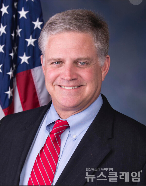 현대자동차그룹(회장 정의선)은 드류 퍼거슨(Drew Ferguson) 전 미국 연방하원의원을 5월 1일 자로 신임 HMG워싱턴사무소장에 선임한다고 15일 밝혔다. 현대자동차그룹 제공