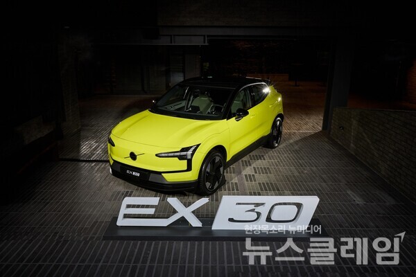 볼보자동차코리아(대표 이윤모)는 서울 용산구 한남동 소재의 복합문화공간 ‘페즈(FEZH)’에서 진행되는 ‘볼보 레이디스 살롱(Volvo Ladies Salon)’에서 프리미엄 순수 전기 SUV, ‘볼보 EX30 모스 옐로우(Moss Yellow) 에디션’을 최초 공개한다고 15일 밝혔다. 볼보자동차코리아 제공