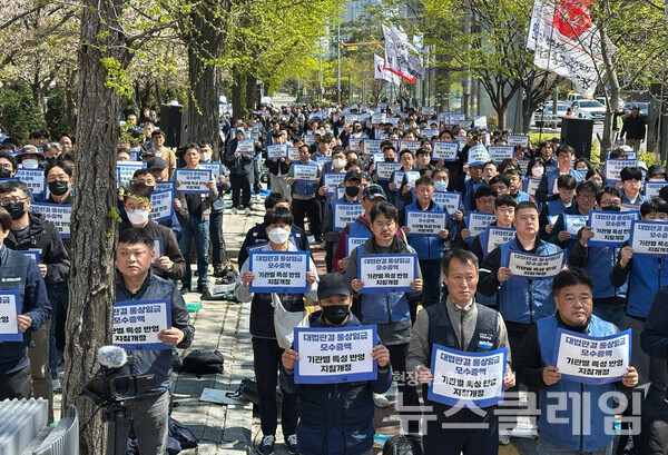 15일 오후 국회 앞에서 개최된 '총인건비 제도 전면개선 촉구 궤도노동자 결의대회'. 사진=공공운수노조