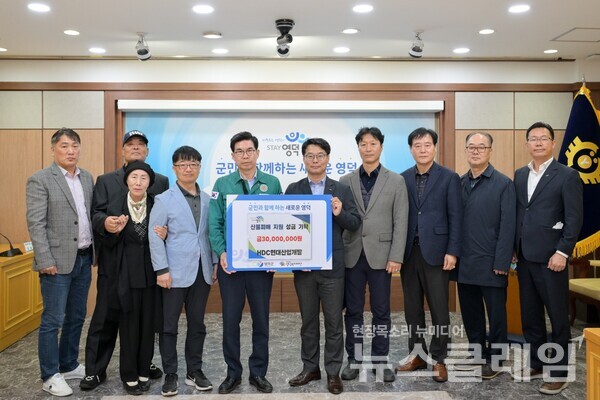 HDC현대산업개발(대표이사 정경구)은 경북지역 장애 학생들에게 오랜 기간 장학금을 전달해 온 공로를 인정받아 경상북도 도시자 표창패를 수상하고, 경북 영덕군의 산불피해 복구와 이재민 지원을 위한 성금을 전달했다고 16일 밝혔다. HDC현대산업개발 제공