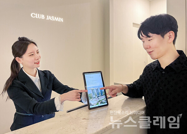 현대백화점 더현대 서울 VIP 라운지에서 직원이 고객에게 ‘마리나 베이 샌즈(Marina Bay Sands)’ VIP 서비스 제휴에 따른 혜택을 설명하고 있다. 현대백화점 제공