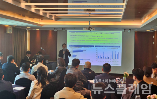 지난 15일 ‘2025년 2분기 환율전망 세미나’에서 민경원 선임 연구원이 부산지역 수출입기업 임직원에게 환율 전망에 대해 강연을 하고 있다. 우리은행 제공
