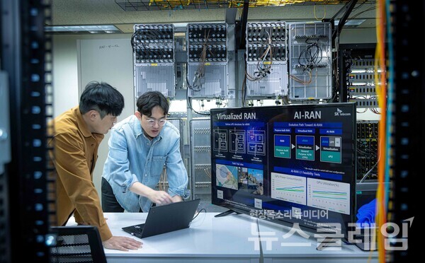 SKT 구성원들이 분당사옥에서 네트워크 AI 관련 연구를 진행하는 모습. SKT 제공