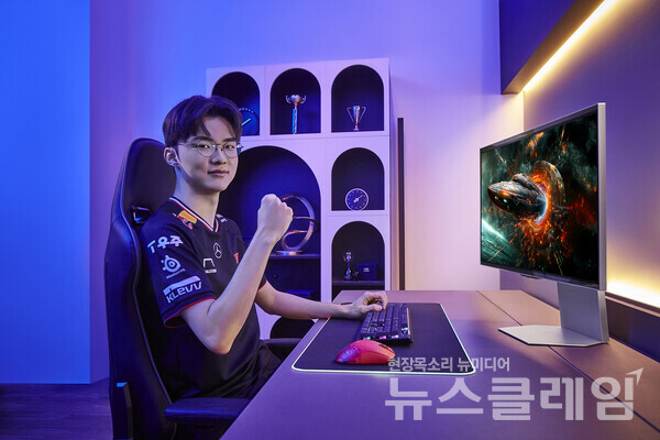 T1 페이커 선수가 '오디세이 OLED G8'을 체험하고 있다. 삼성전자 제공
