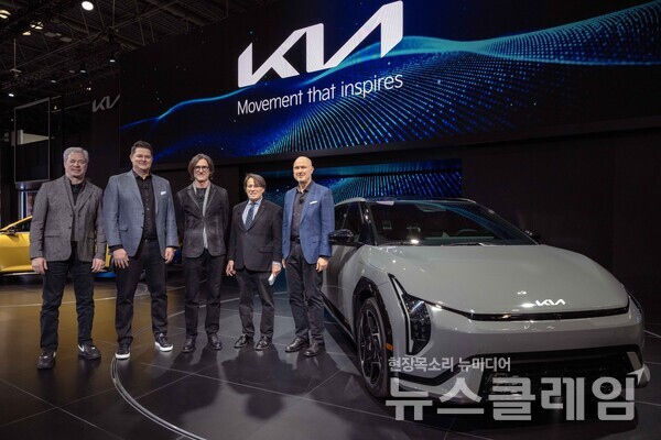 (왼쪽부터) 러셀 와거 기아 미국법인 마케팅담당, 에릭 왓슨 기아 미국법인 영업담당, 톰 컨즈 기아 미국 디자인센터 수석 디자이너, 스티븐 센터 기아 미국법인 최고운영책임자(COO), 올스 헤드릭 기아 미국법인 상품기획 디렉터가 2025 뉴욕 국제 오토쇼 기아관에서 기념사진을 촬영하고 있다. 기아 제공
