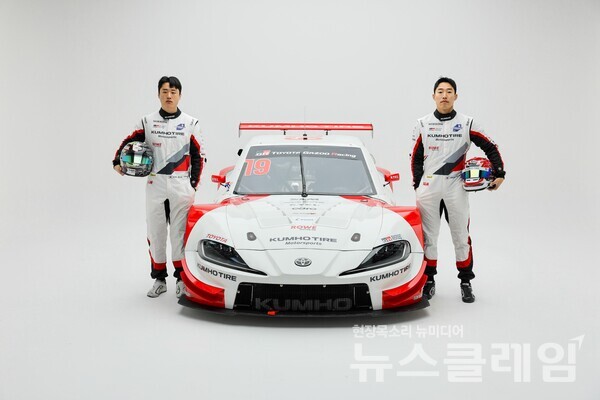 (왼쪽부터)금호타이어가 후원하는 금호 SL모터스포츠 드라이버 이창욱선수와 노동기선수가 사진 촬영을 하고 있다. 금호타이어 제공
