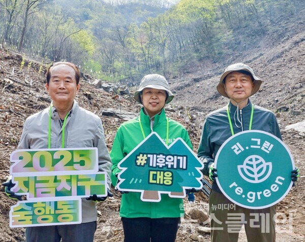 17일 경기도 용인시 처인구 이동읍 묵리 ‘제2호 현대백화점그룹 탄소중립의 숲’에서 장호진 현대지에프홀딩스 사장(사진 오른쪽), 강혜영 북부지방산림청장(사진 가운데), 허상만 사단법인 생명의숲 이사장(사진 왼쪽)이 기념 사진을 촬영하고 있다. 현대백화점그룹 제공