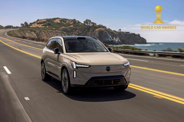 볼보자동차는 차세대 플래그십 전기 SUV, ‘EX90’이 뉴욕 국제 오토쇼를 앞두고 열린 세계적인 권위의 ‘2025 월드 카 어워즈’에서 올해 가장 럭셔리 한 차량으로 뽑히며 ‘월드 럭셔리 카(World Luxury Car)’를 수상했다고 17일 밝혔다. 볼보자동차 제공