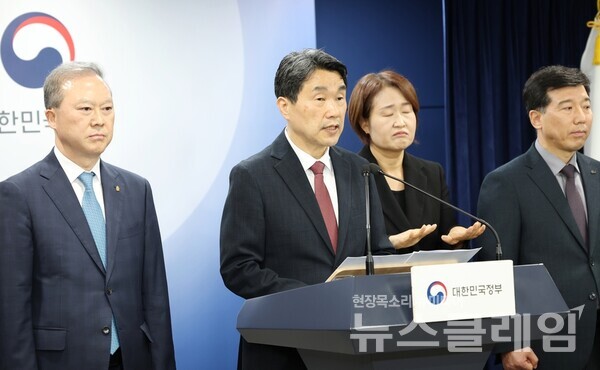 이주호 사회부총리 겸 교육부 장관이 17일 정부서울청사에서 2026학년도 의대 모집인원 조정 방향 관련 브리핑을 하고 있다. 사진=교육부