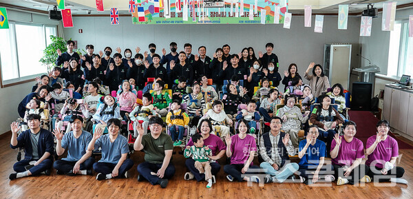 HS효성첨단소재가 17일 장애인의 날을 맞아 ‘영락애니아의 집’을 방문해 봉사활동을 하고 후원금을 전달했다. HS효성첨단소재 제공