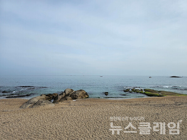 집에서 더위를 피하고 다시 길을 나선 10월 13일 속초 장사항 근처의 작은 해변엔 발자국만 남아 있었다. 사진=오근식 객원위원