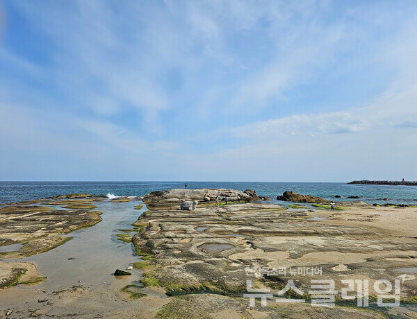 아야진은 구암마을이었다고 한다. 아야진 등대 주변에 거북이 모양의 바위가 있어 마을에 복을 가져오고 있다고 믿고 있었는데 방파제 건설을 위해 파괴된 후 거북이 조형물을 세웠다. 사진=오근식 객원위원